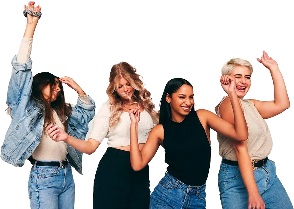 Cuatro mujeres celebrando, distintas edades y tonos de piel